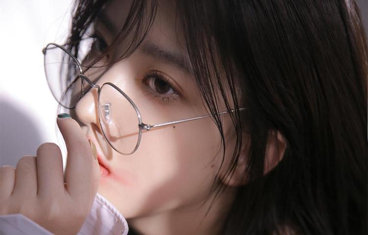 坐着提双腿改善血液循环