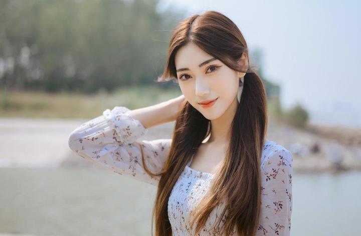 现代家庭一起完成任务的场景